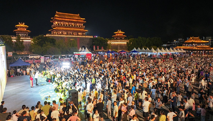 “夜經(jīng)濟(jì)”點(diǎn)燃煙火氣，市民樂(lè)享“文旅盛宴”